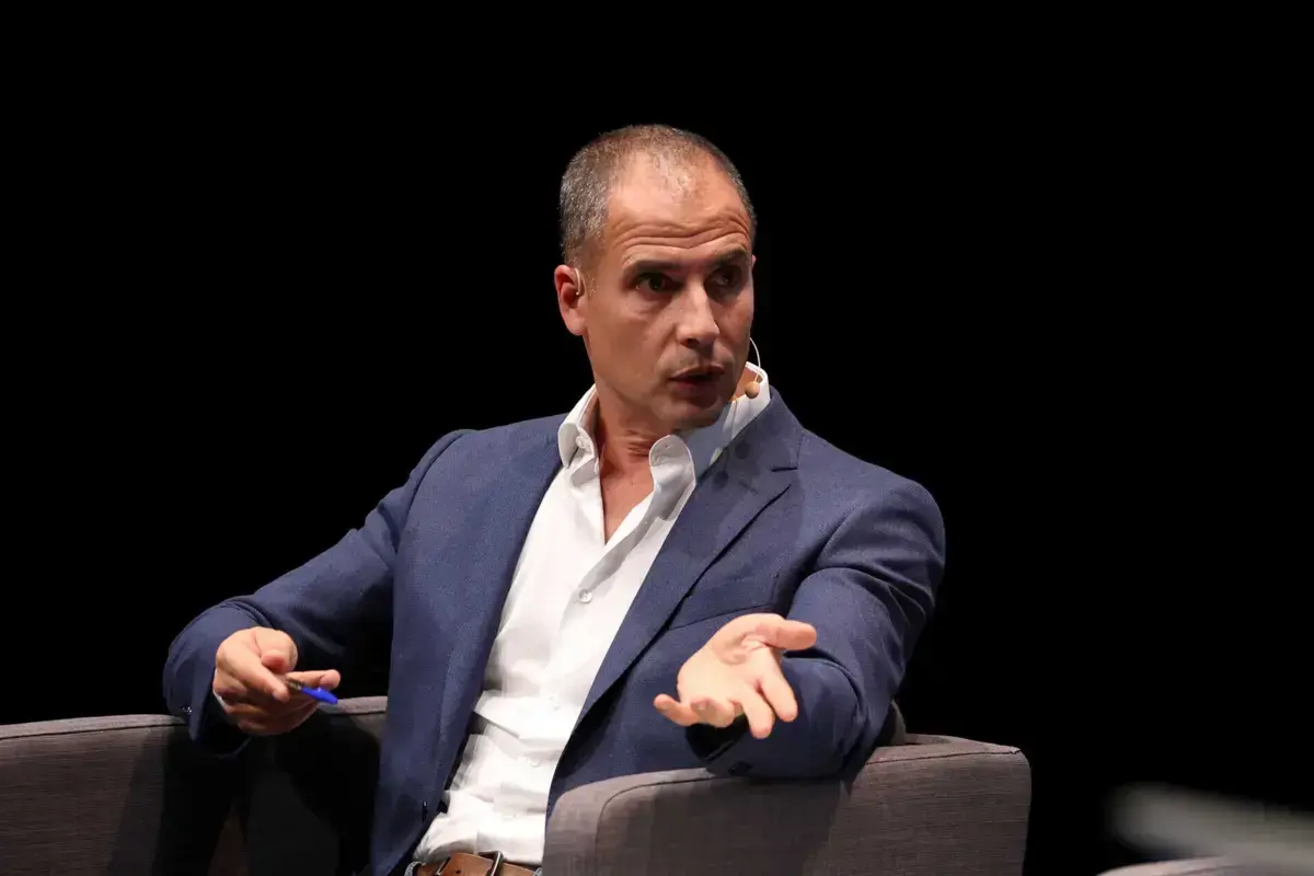 "Mundo, pára quieto" é a segunda recolha de crónicas publicadas na "Folha de São Paulo"