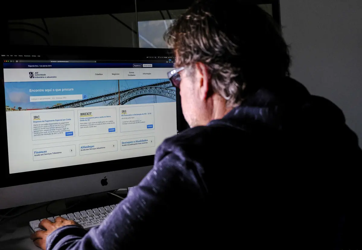 Imagem de contexto do artigo Novas tabelas baixam reembolso. Salários de 800 a 900 euros podem vir a pagar IRS