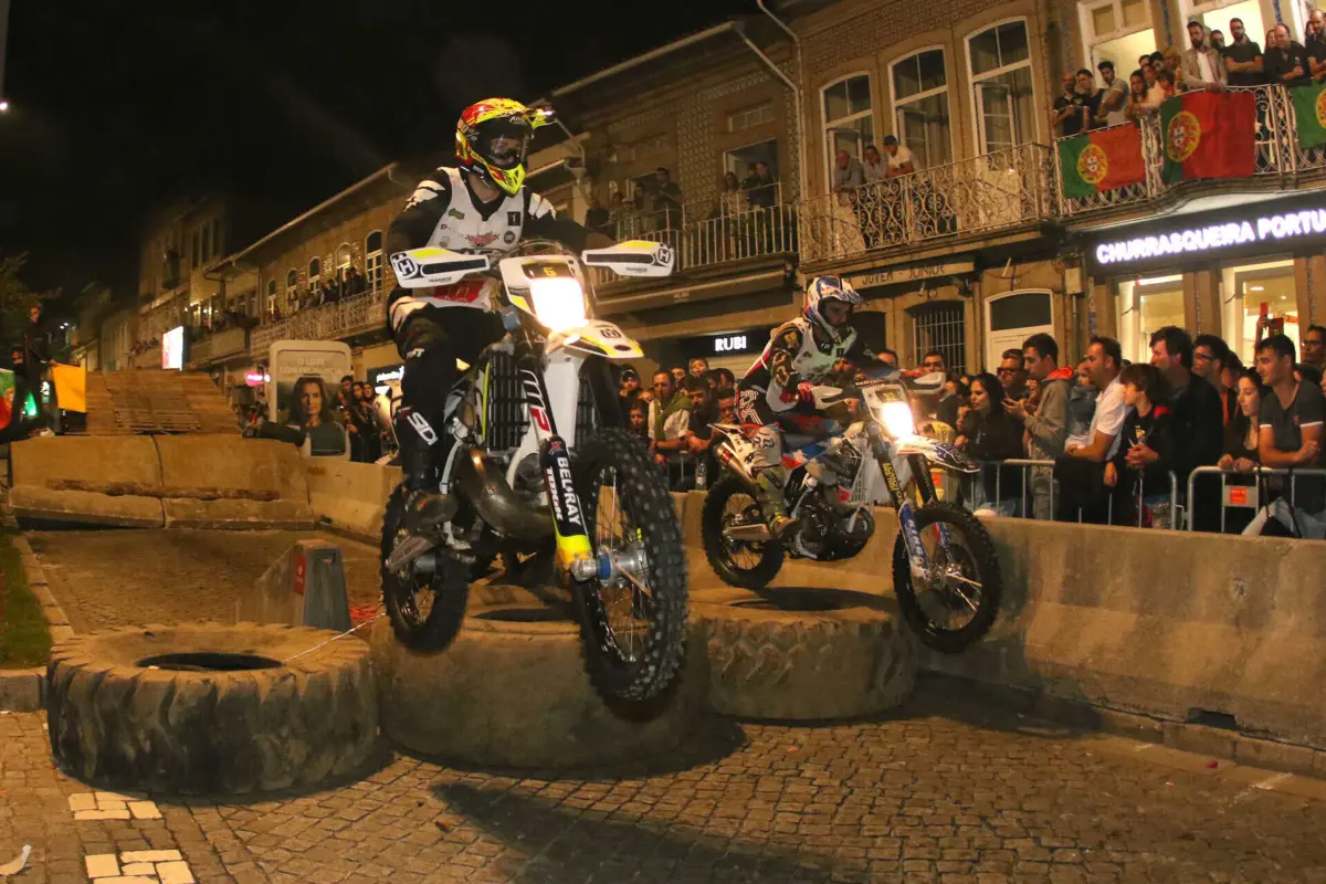 Centro de Penafiel transforma-se em pista para desportos motorizados.