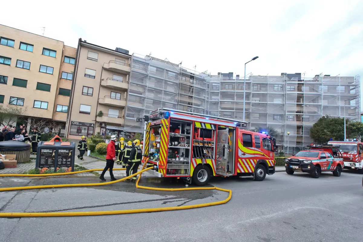 Um dos incêndios que o suspeito terá ateado e que provocou a retirada de dezenas de moradores em Custóias