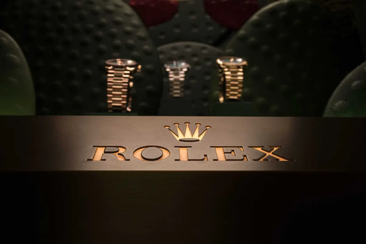 A Rolex é uma marca de prestígio, cujos relógios custam milhares de euros