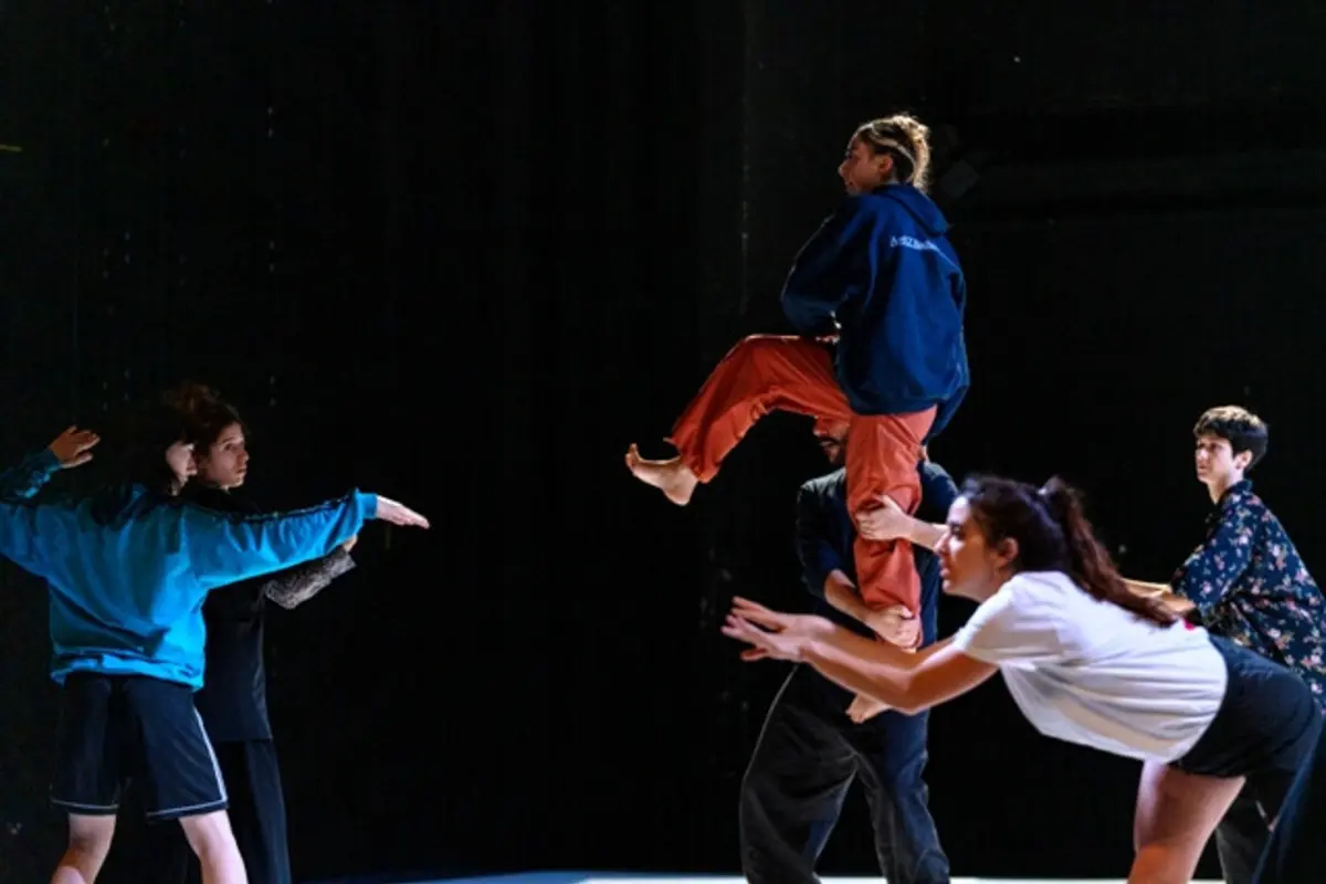 “Há qualquer coisa prestes a acontecer”: elenco contém 19 intérpretes que surgirão despidos em palco.