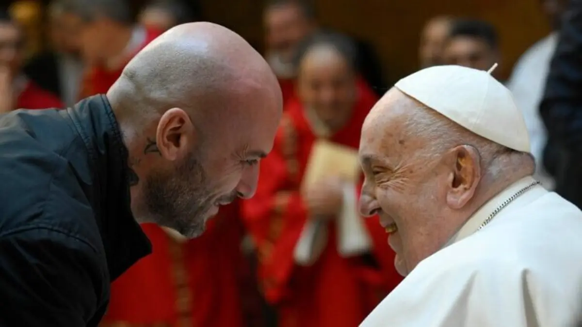 Papa cumprimenta um recluso