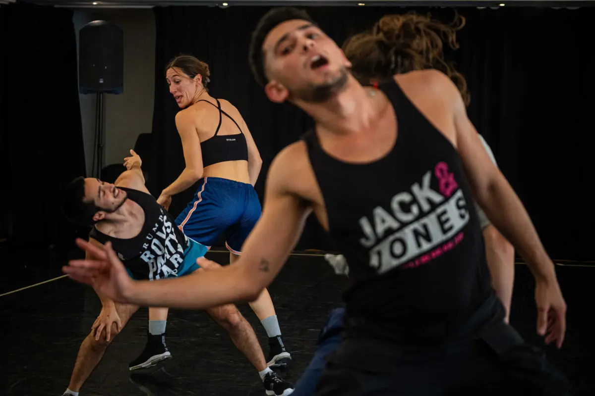 Elenco de "Salão Pavão" expressa-se com vocabulário e linguagens díspares