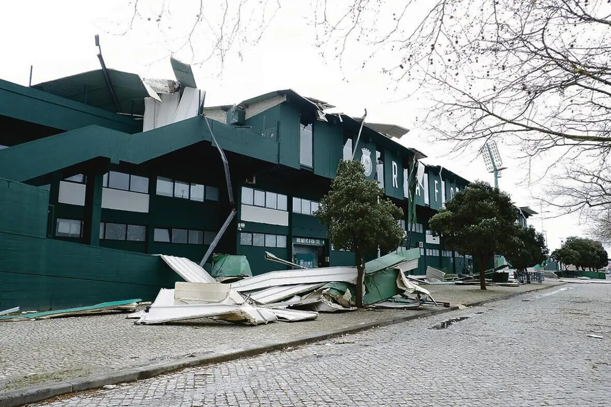 Mau tempo destruiu a cobertura da bancada do Rio Ave, em Vila do Conde