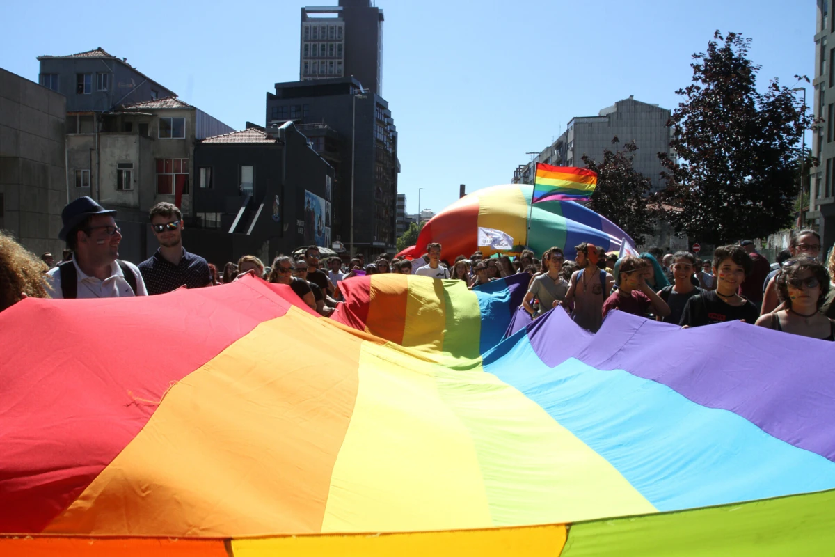 A Marcha do Orgulho LGBTI+ do Porto convocou, em articulação com o Movimento Abril, uma manifestação para dia 10 de maio (sábado)