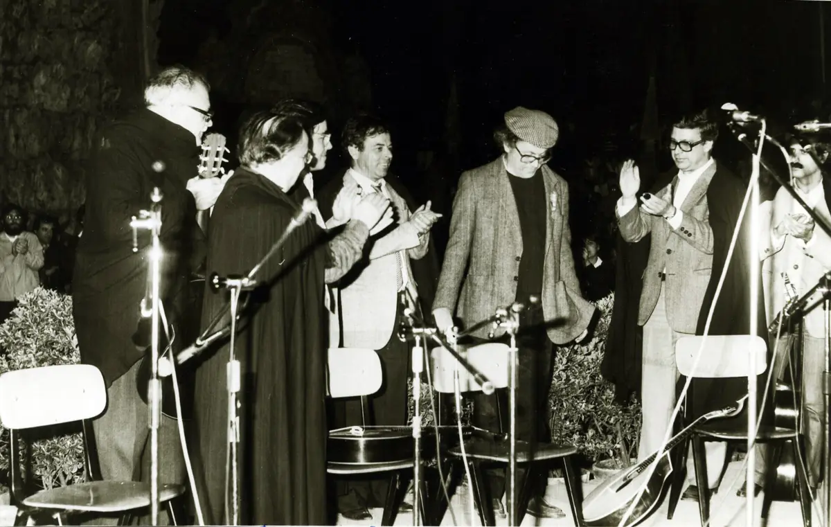 Zeca Afonso, ao centro na imagem, durante um concerto em Coimbra