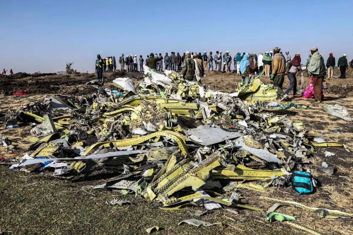 Destroços no local do acidente da Ethiopian Airlines