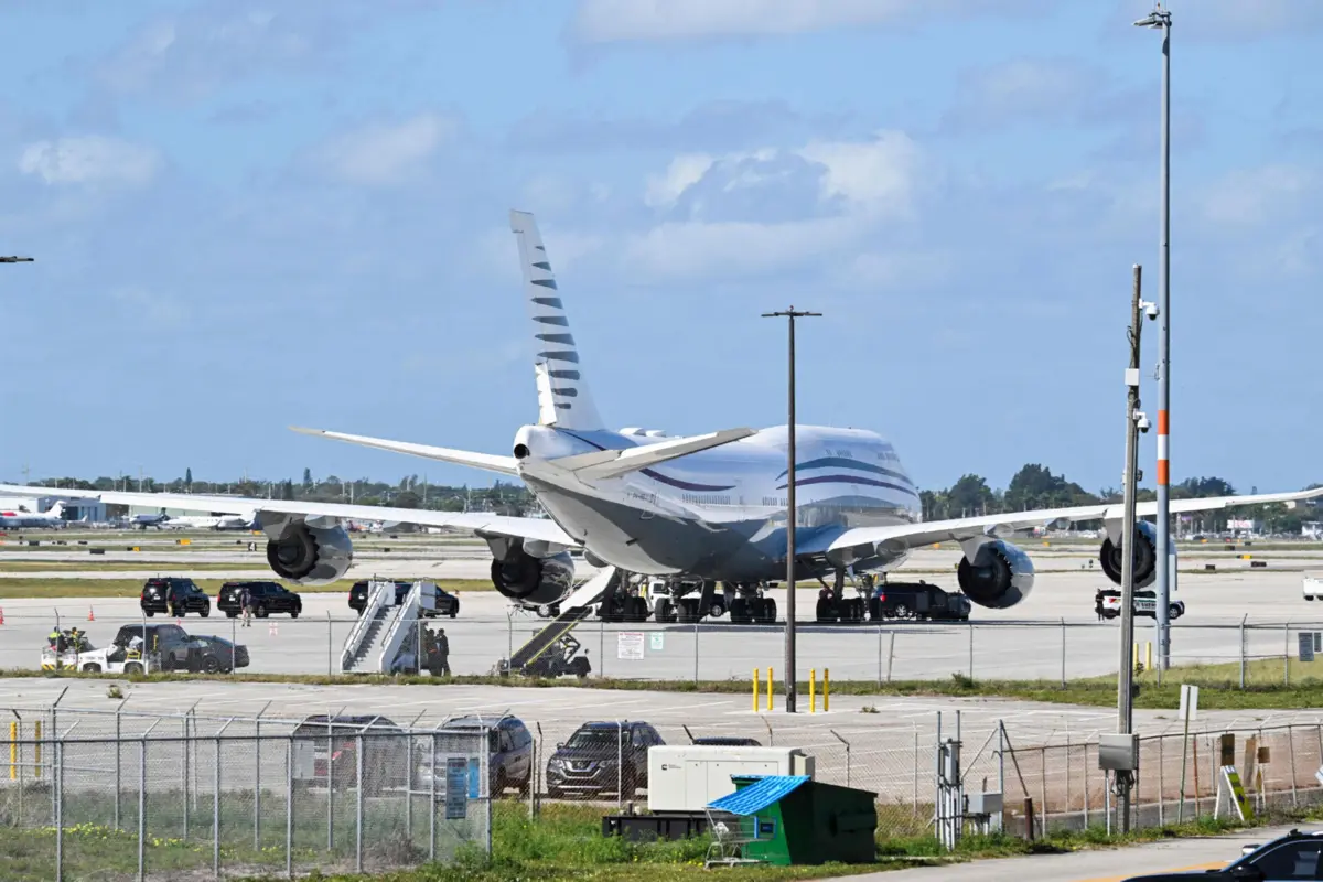 A Constituição dos Estados Unidos proíbe aos governantes a aceitação de presentes "de um rei, príncipe ou Estado estrangeiro"