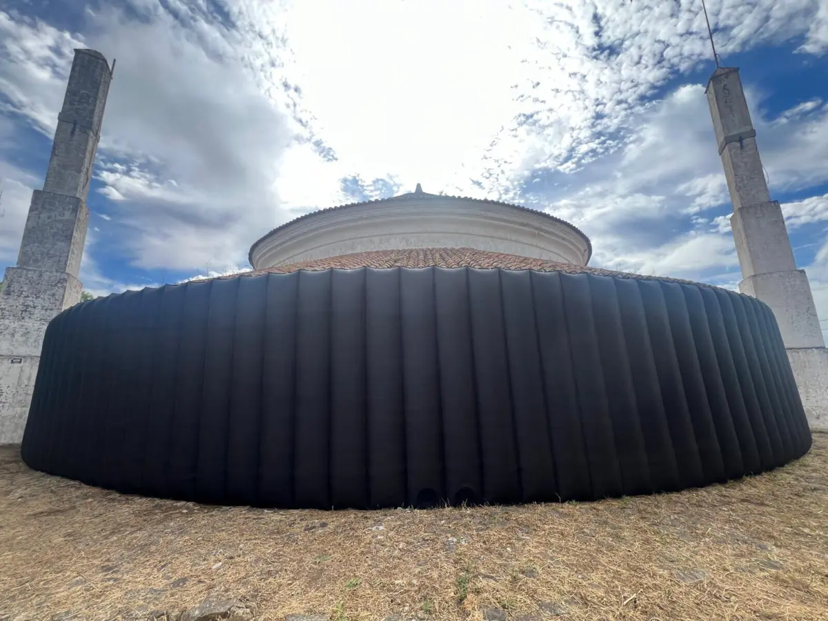 Obra “cobrir, para vestir de novo, todo o material do lugar”