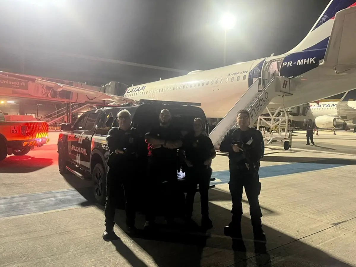 Fugitivo regressou ao Brasil com escolta de agentes da Polícia Federal e foi entregue à Polícia Civil