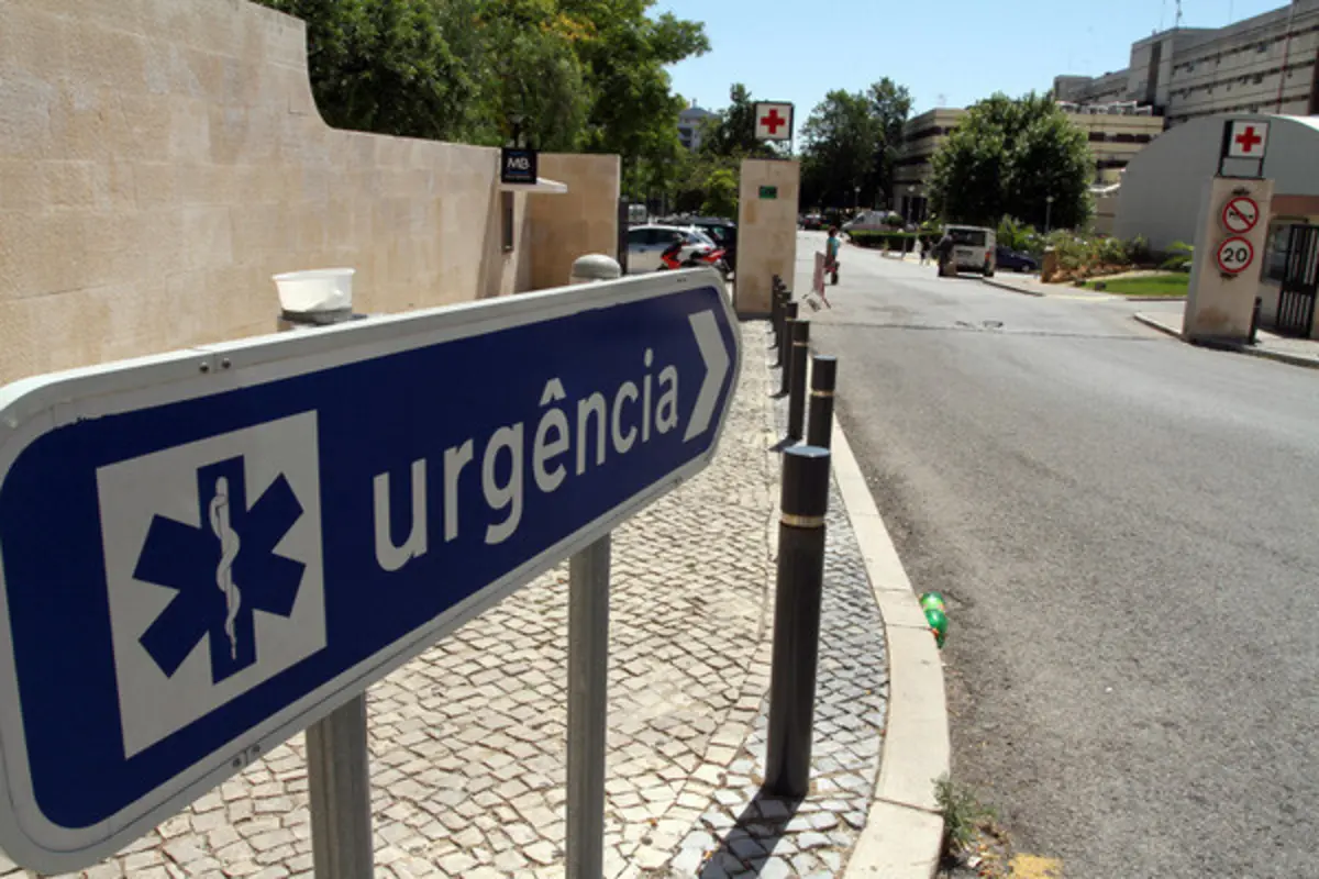 Imagem de contexto do artigo Mãe que levou bebé do hospital de Faro pode ter planeado dar à luz no privado para contornar justiça