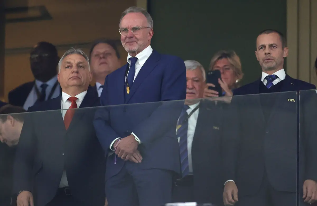 Karl-Heinz Rummenigge entre Viktor Orban, primeiro-ministro da Hungria, e Aleksander Ceferin, presidente da UEFA