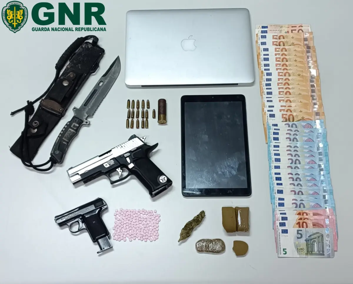GNR apreendeu droga, armas e dinheiro, detendo dois homens e uma mulher