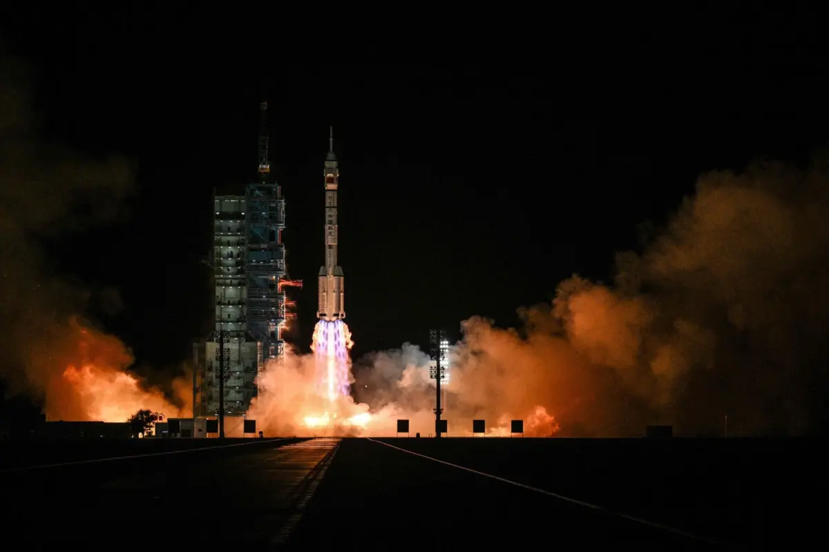 Lançamento do foguetão Longa Marcha-2F, que transporta astronautas chineses para a estação espacial Tiangong
