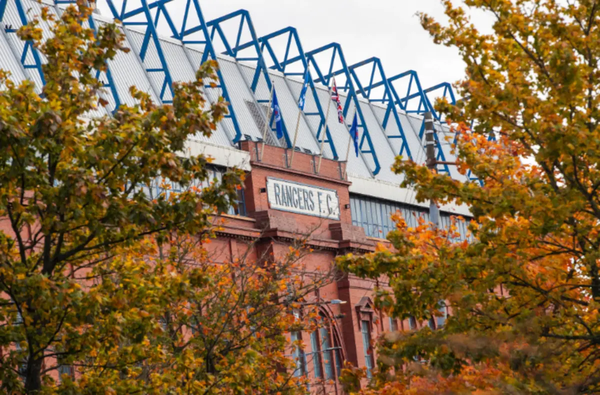 O Rangers denunciou insultos racistas nas redes sociais a dois jogadores.