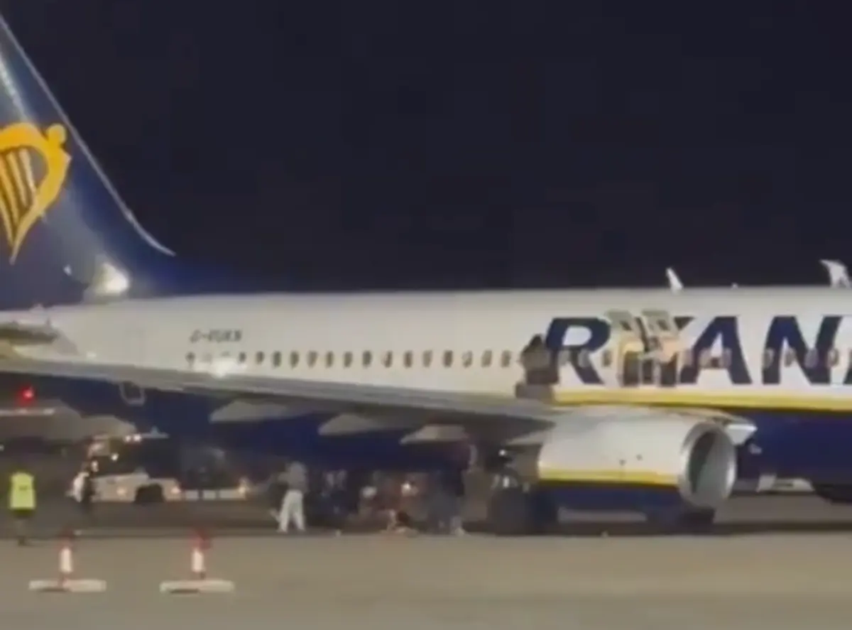 Pssageiros saltaram da asa do avião