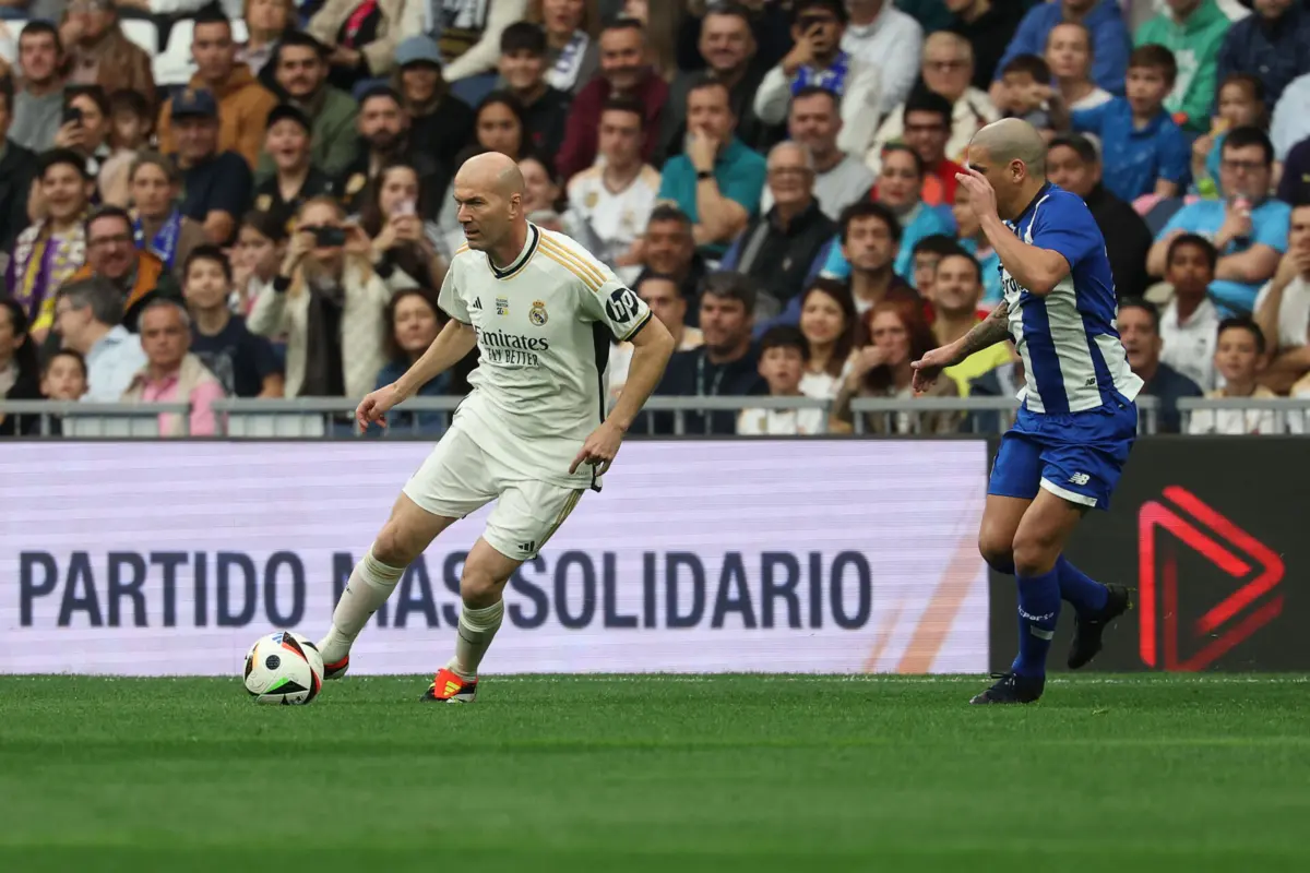 Zidane participou no encontro entre veteranos do Real Madrid contra o F. C. Porto