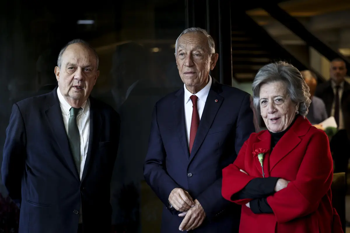 João Soares afirmou ter ouvido recentemente na rádio "uma calúnia miserável que tem sido repetida", de que Soares teria pisado a bandeira de Portugal nos anos 70