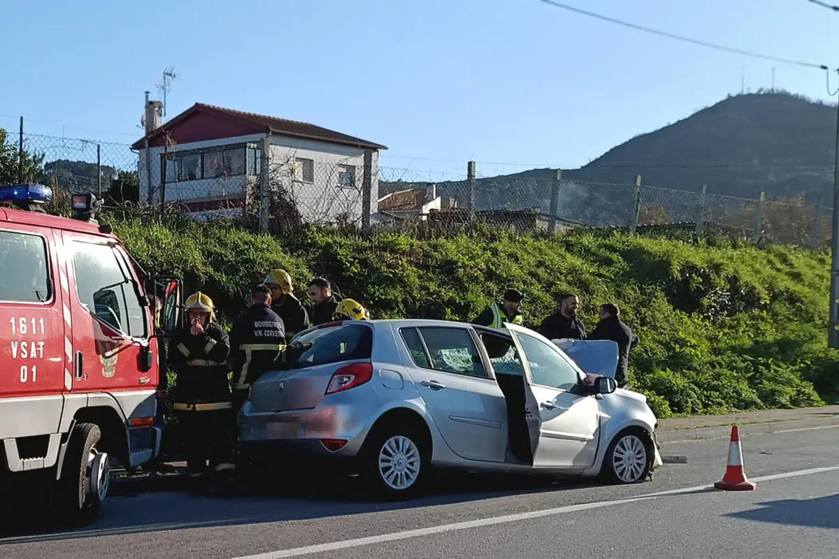 No local, estiveram 21 operacionais a prestar auxílio às vítimas