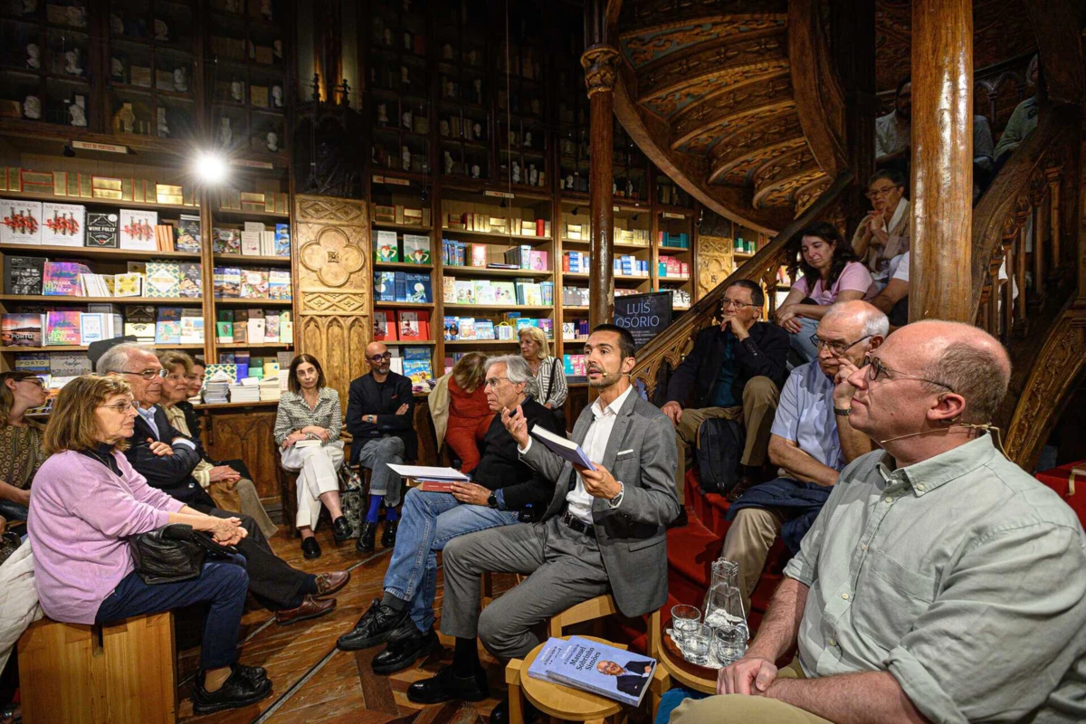 Sobrinho Simões (à esquerda) foi a estrela do lançamento do livro de Luís Osório (à direita) “A última lição de Manuel Sobrinho Simões”, na Lello.