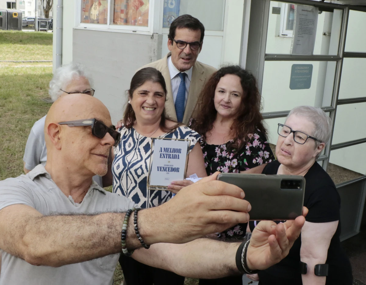 O artista tirou fotografias com os moradores