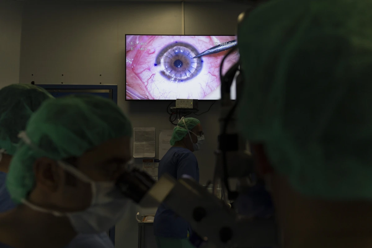 Cirurgia ao olho direito da paciente durou cerca de 50 miunutos