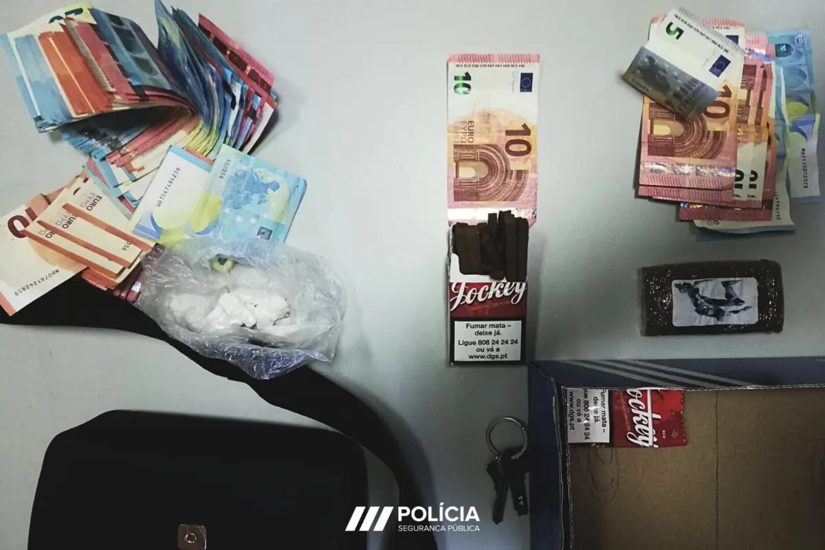 Policia deteve traficantes no Bairro de São Tomé e apreendeu droga e dinheiro.