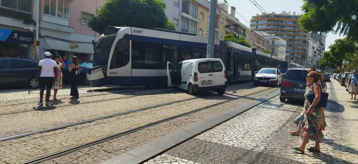 Imagem de contexto do artigo Metro em Almada descarrila após abalroar viatura e provoca dois feridos