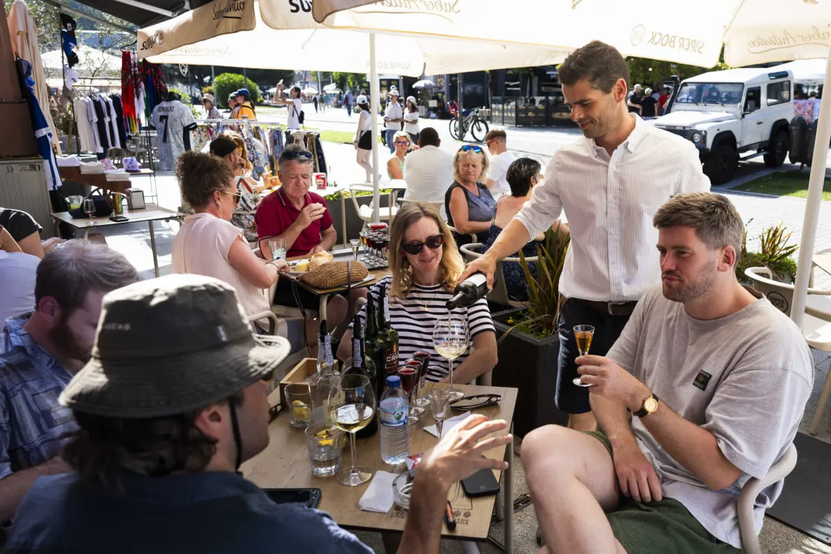 Rogério Couto trabalha sozinho e recebe muitos currículos de imigrantes