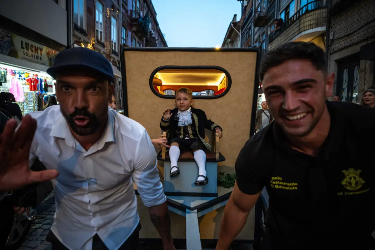 Imagem de contexto do artigo Rusgas de São João percorrem as ruas do Porto com cânticos e coreografias