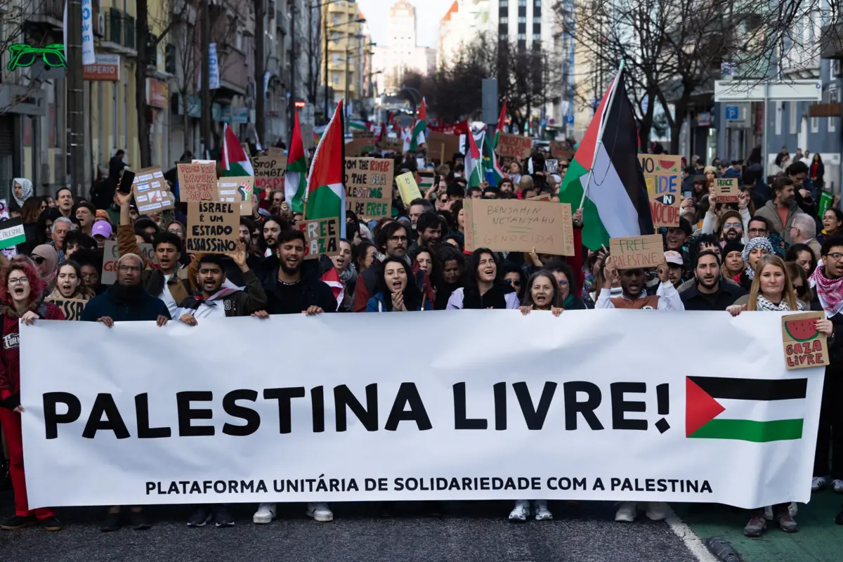 A ação contou com a presença de membros do Bloco de Esquerda, PCP e PAN