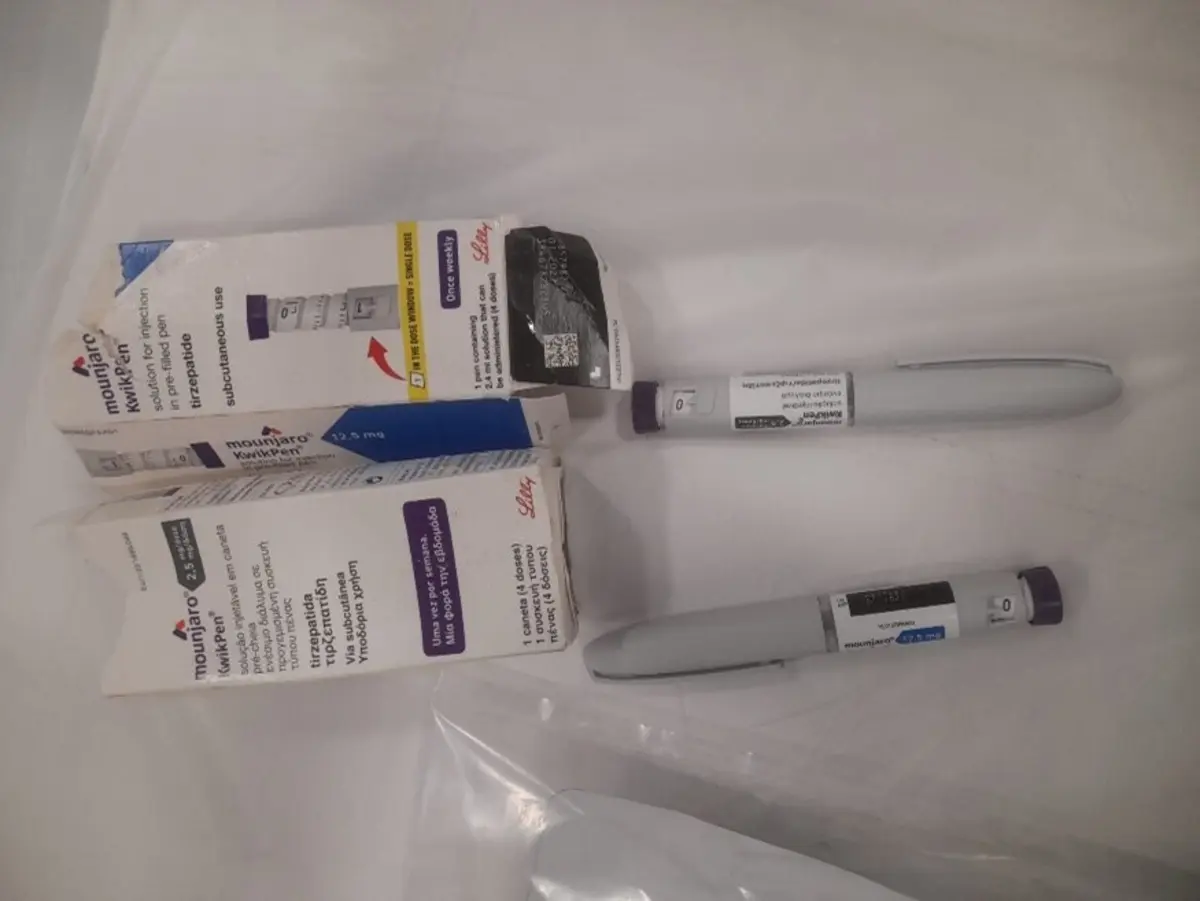 No âmbito da ação, foram apreendidas duas canetas do medicamento Mounjaro, habitualmente utilizado no tratamento da diabetes, mas que estariam a ser administradas para fins não autorizados, designadamente para a perda de peso