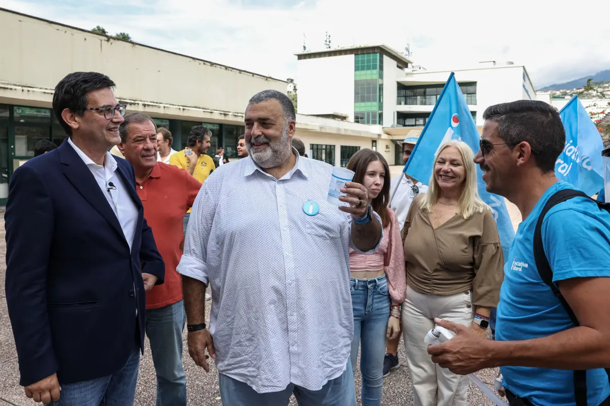 O presidente da Iniciativa Liberal (IL), Rui Rocha (E), acompanhado pelo candidato eleito pelo partido à Assembleia Regional da Madeira, Nuno Morna