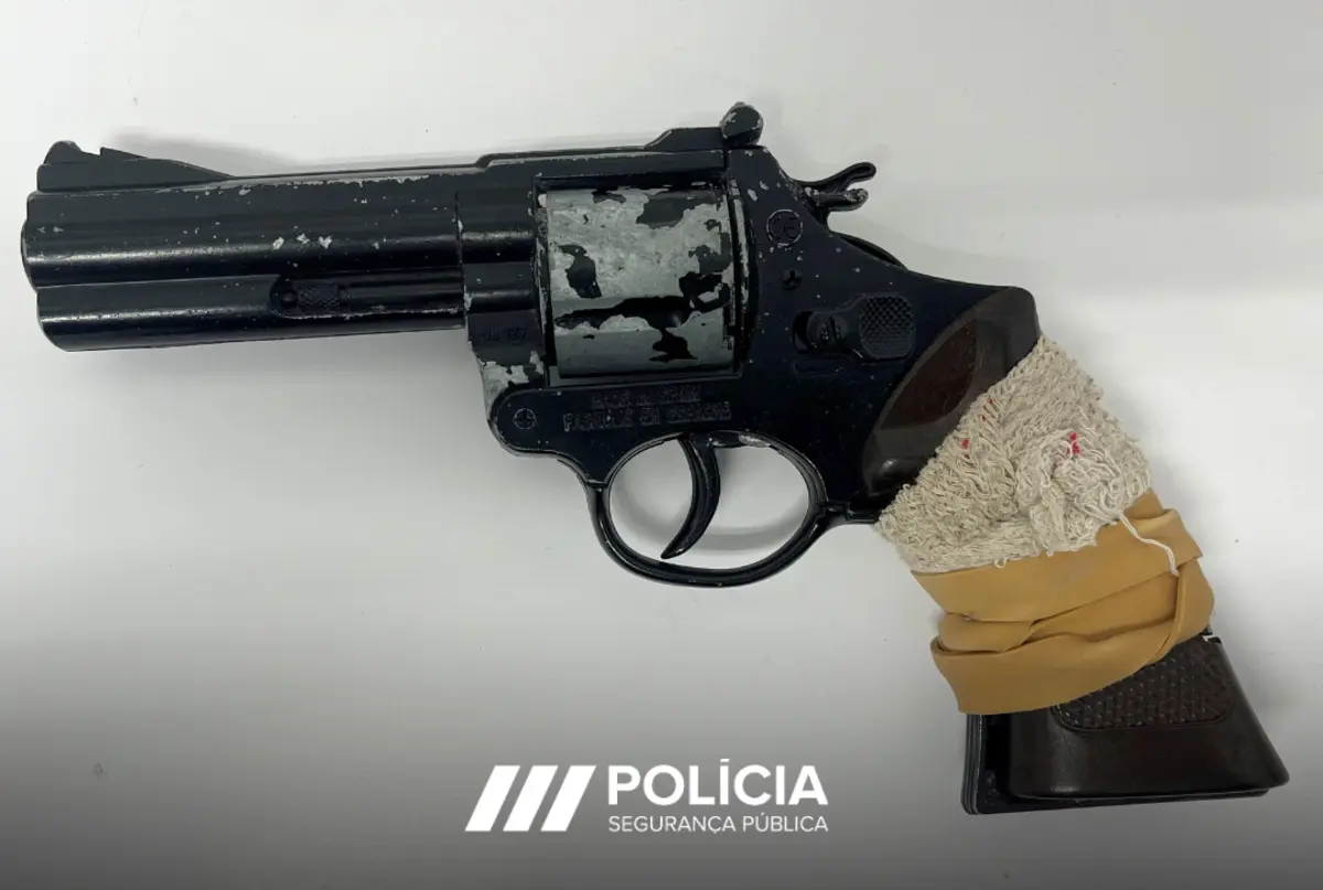 Polícia deteve jovem por posse de réplica de arma de foto
