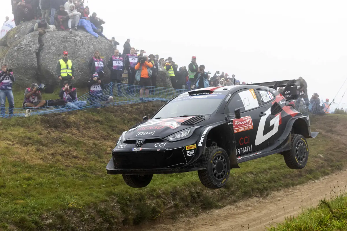 O Toyota Yaris de Sébastien Ogier voou para a vitória