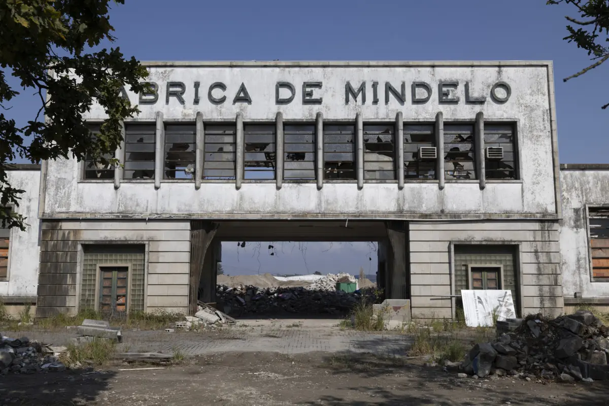 A Fábrica de Mindelo, à face da EN13, acabou por abrir falência e fechar portas em 1994