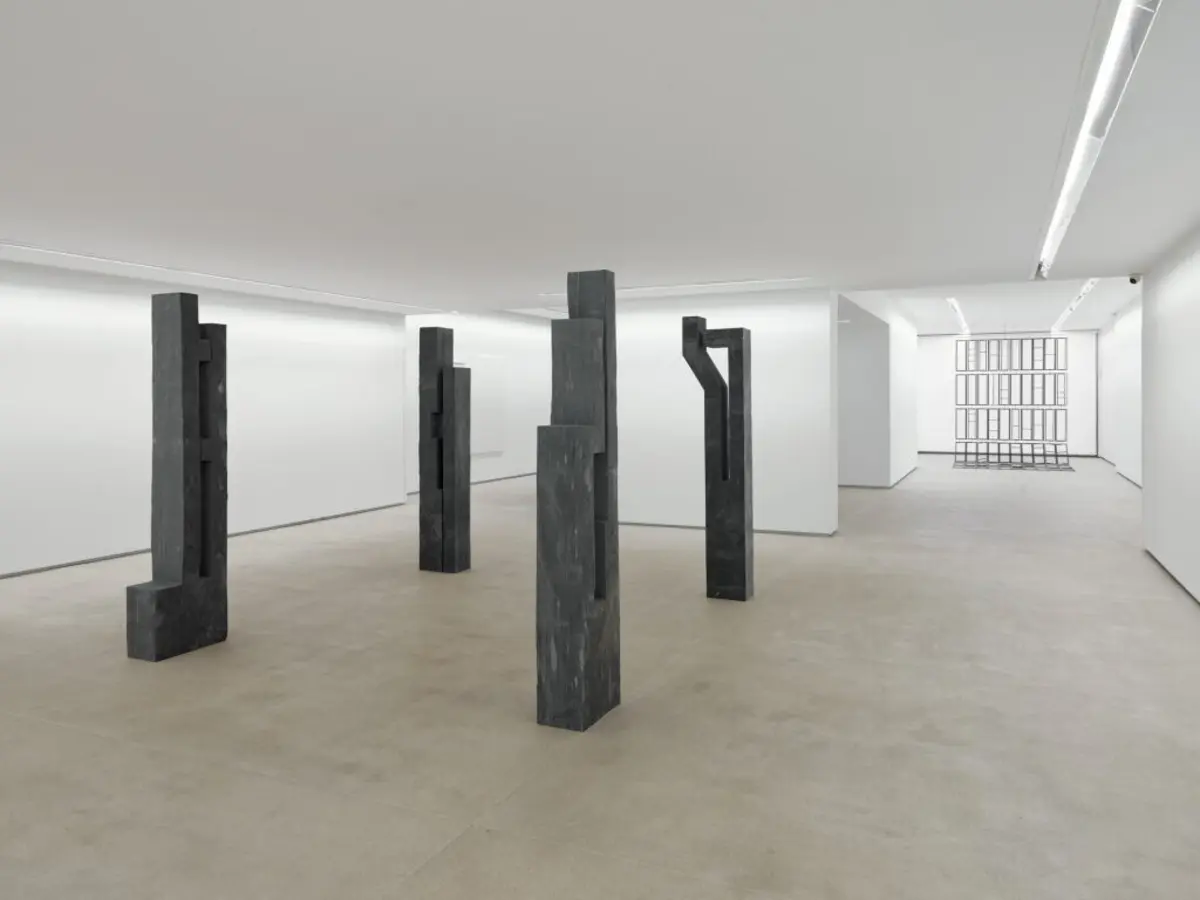 Artista opera entre casas inabitáveis e paisagens interiores