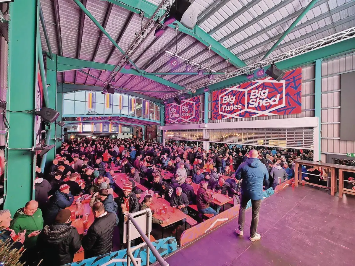 Adeptos do Forest frequentam o bar Trent Navigator