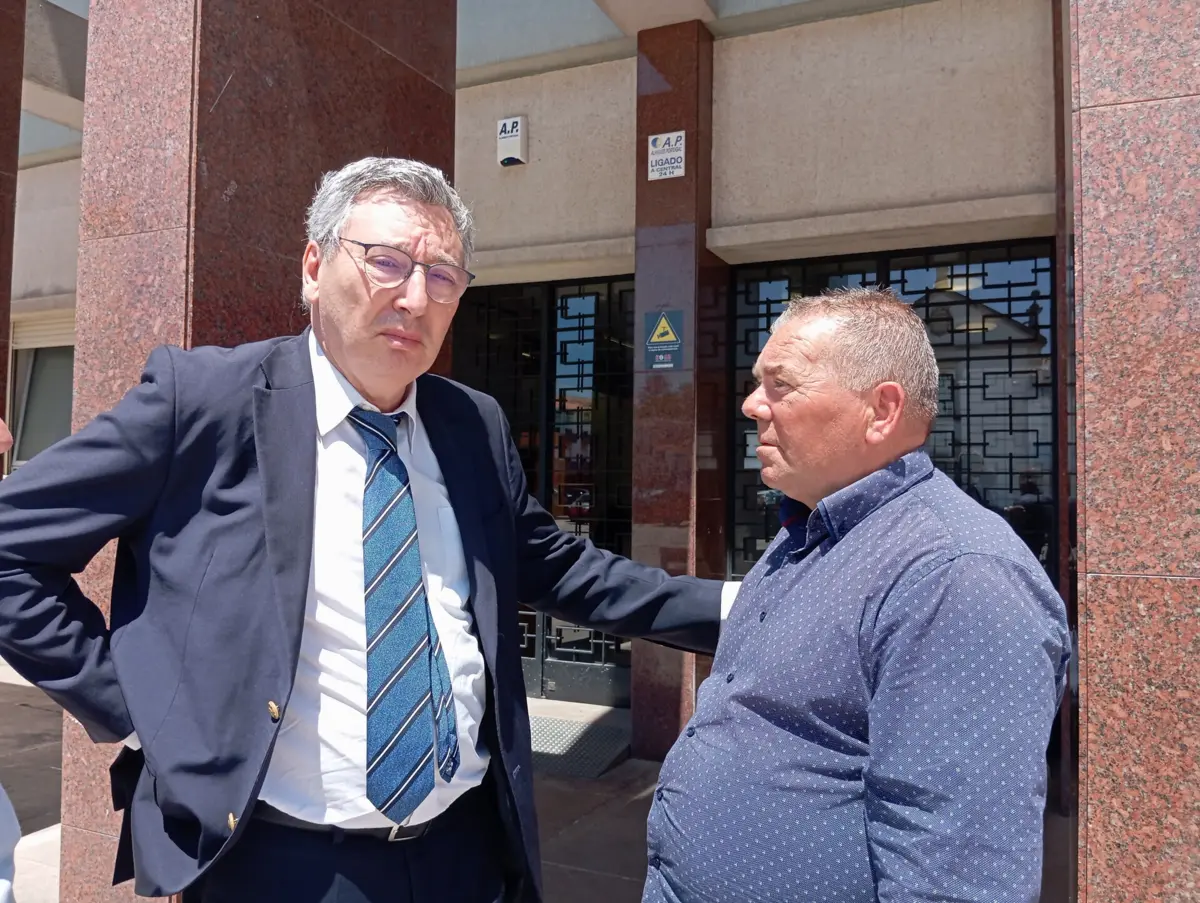 O advogado António Falé de Carvalho, representante da família da vítima, com Alfredo Silva