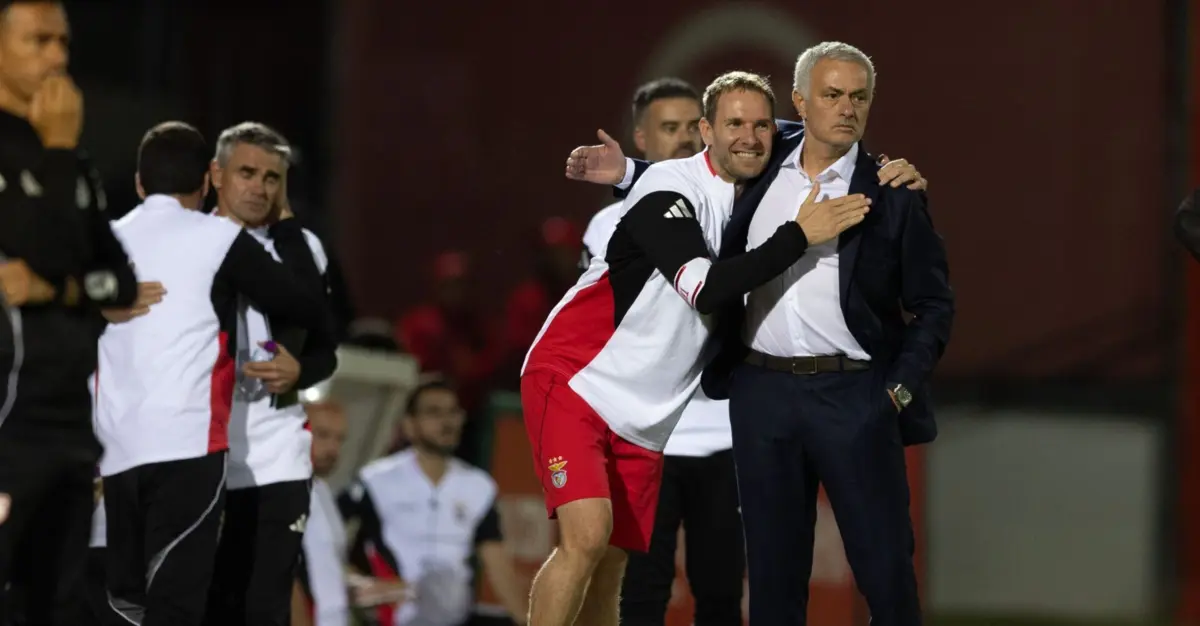 José Mourinho não parou um minuto no banco durante a estreia pelo Benfica