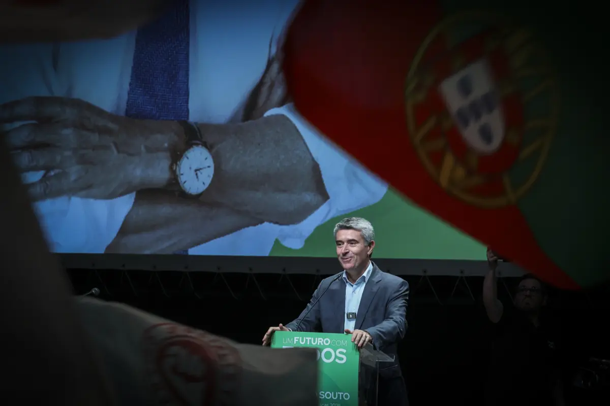 José Luís Carneiro afirma que pretende "contribuir para a estabilidade política"