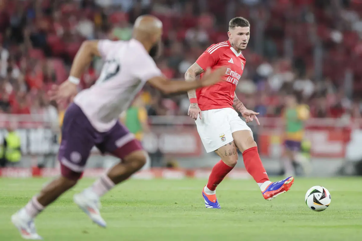 Morato no duelo de pré-época frente ao Brentford