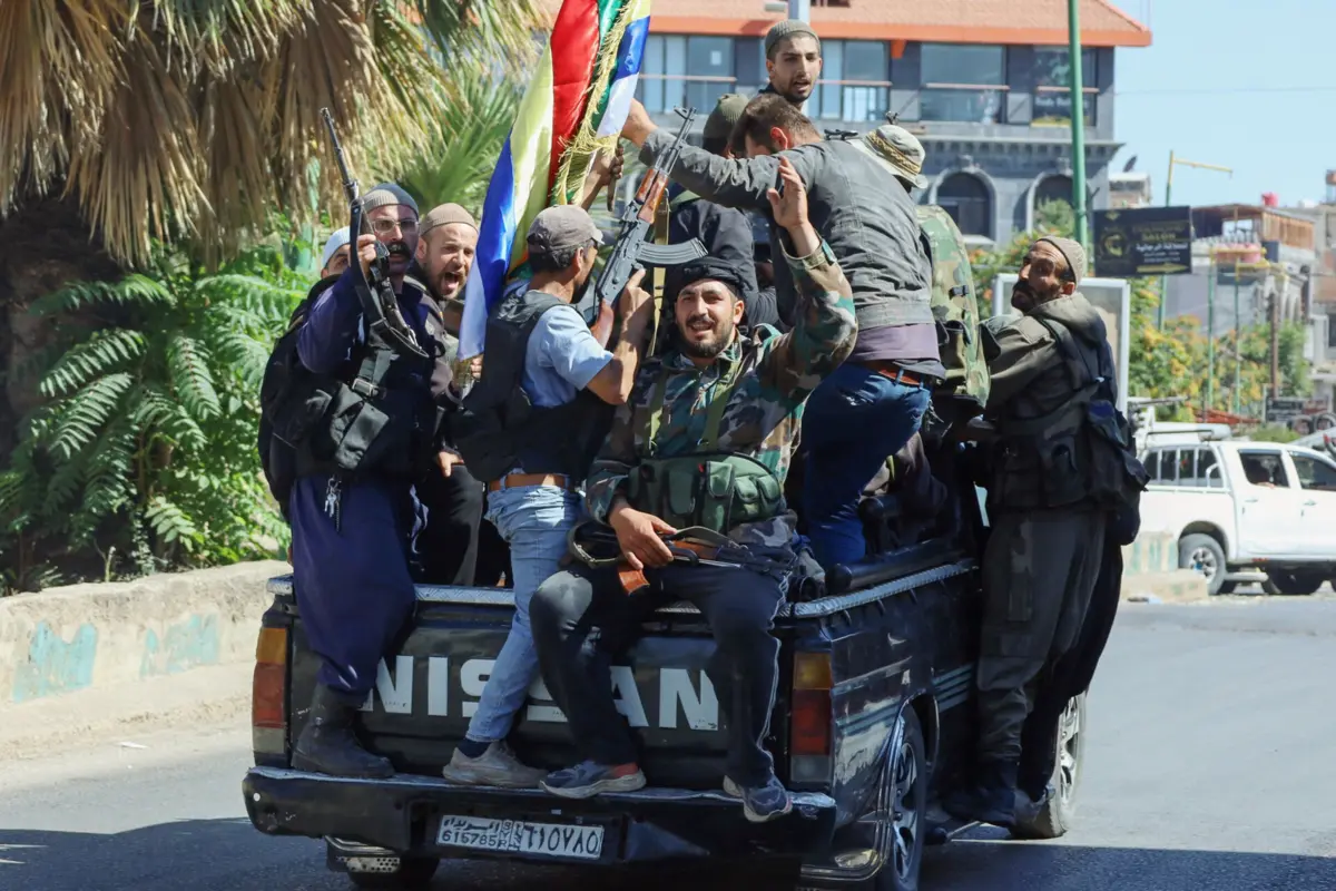 Combatentes drusos comemoram em Sweida após retirada de militares e aliados do Governo sírio