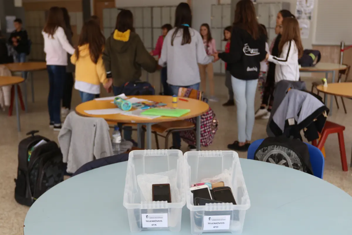 Uma em cada quatro escolas já limitou uso de telemóveis