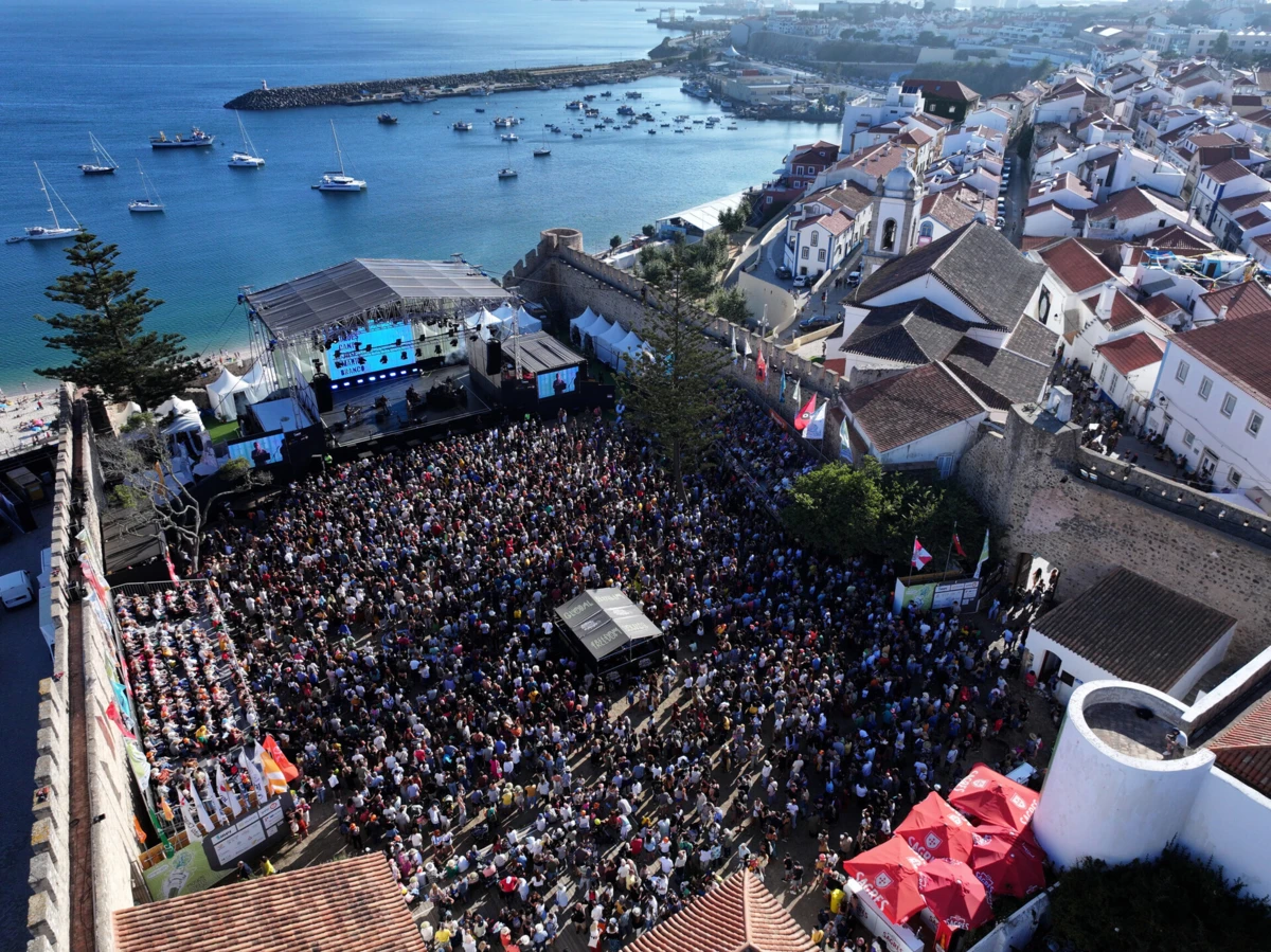 Imagem de contexto do artigo FMM Sines 2025: um quarto de século a pôr o mundo a dançar no Alentejo