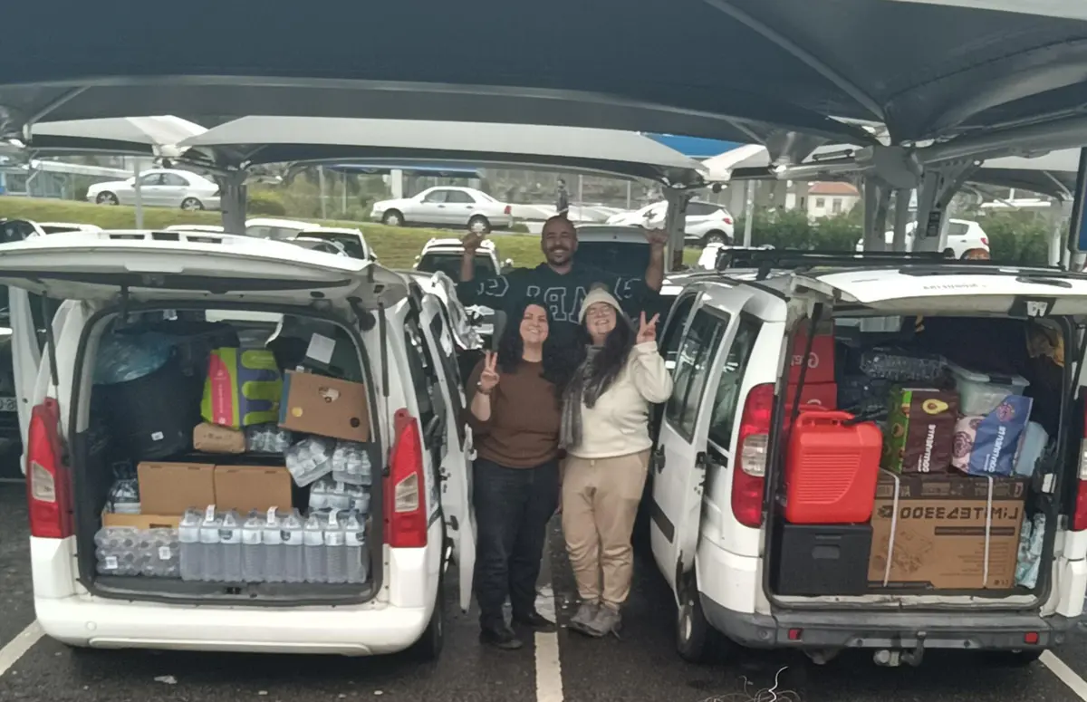 Na primeira viagem, amigos (três na foto) levaram mantimentos e geradores