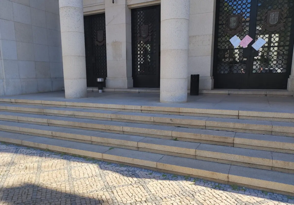 Escadas fora e dentro do tribunal e elevador avariado obrigaram a adiar julgamento