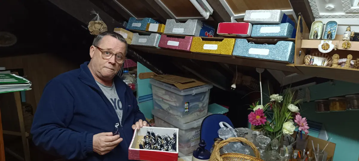 Roque Silva usa a cor original das cápsulas para criar as figuras de adoração.