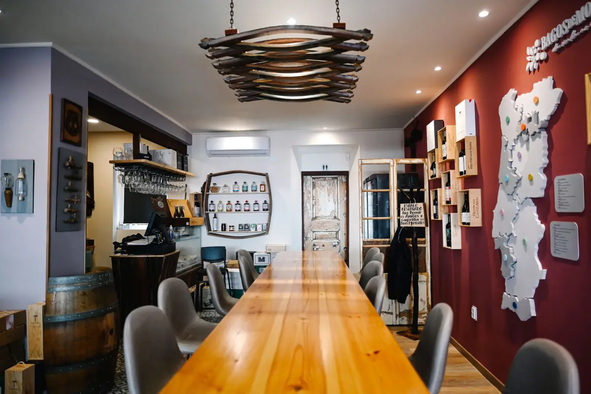 Imagem de contexto do artigo Garrafeira Bagos de Mosto reabre no Seixal com provas vínicas e pequenos produtores